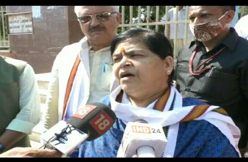 Cabinet Minister Usha Thakur visit in gwalior रानी लक्ष्मी बाई समाधि स्थल पहुंची कैबिनेट मंत्री, गेट बंद होने पर बाहर से हुई रवाना