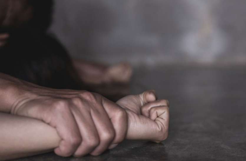 नर्सिंग होम में मरीज के साथ डाक्टर ने किया गैंग रेप, एफआईआर दर्ज नर्सिंग होम में मरीज के साथ डाक्टर ने किया गैंग रेप, एफआईआर दर्ज