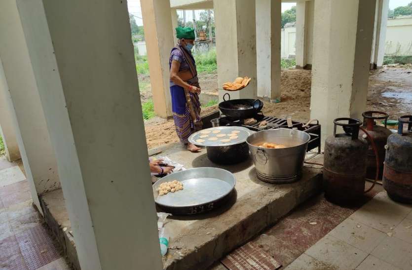 अधिकारियों ने पहले खुद चखा भोजन फिर क्वॉरंटीन लोगों को खिलाया अधिकारियों ने पहले खुद चखा भोजन फिर क्वॉरंटीन लोगों को खिलाया