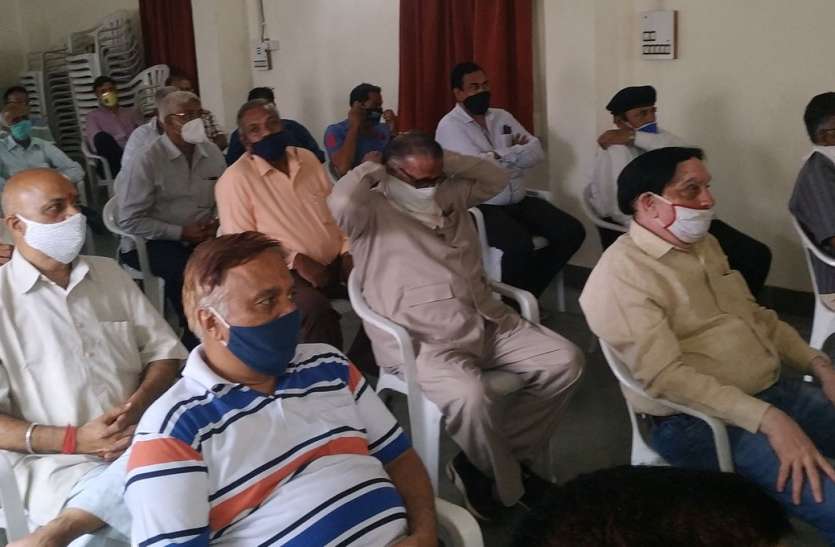 चेंबर ऑफ कॉमर्स उदयपुर डिवीजन के कार्यकारिणी सदस्यों की बैठक उदयपुर : मंडे से रात 8 बजे बंद होंगे बाजार, रक्षाबंधन बाद रविवार को पूर्ण बंद रहेगा व्यापार