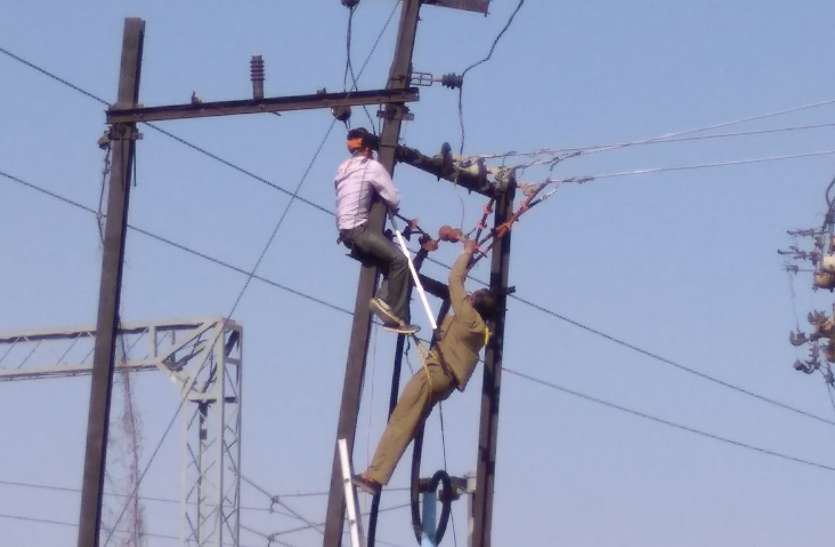 Employee cut domestic connection due to recovery of electricity dues, बिजली का बकाया वसूली में कर्मचारी ने काटे घरेलू कनेक्शन, हो गई पिटाई