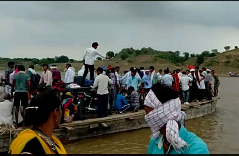 चंबल नदी का अटारघाट ओवरलोड स्टीमर पर जान जोखिम में, सोशल डिस्टेंस भी नहीं