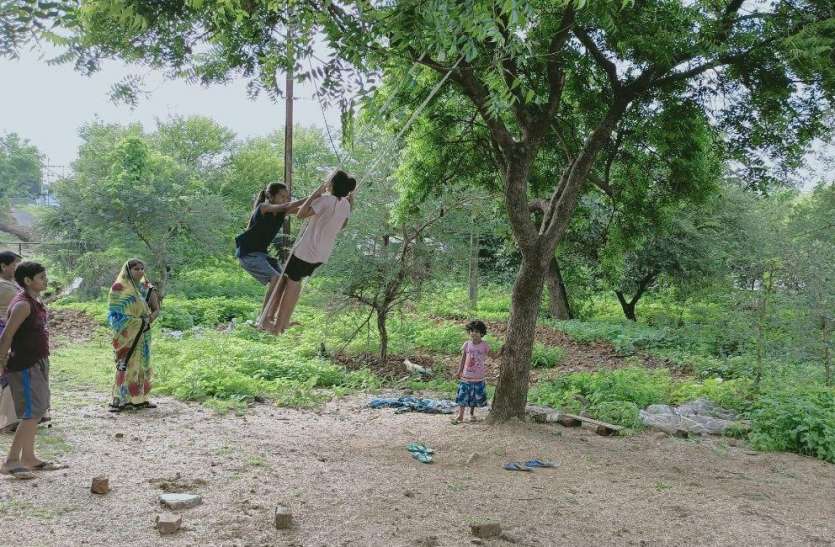 घर-आंगन, बगीचों में बीते जमाने की बात हो गई सावन के झूले घर-आंगन, बगीचों में बीते जमाने की बात हो गई सावन के झूले