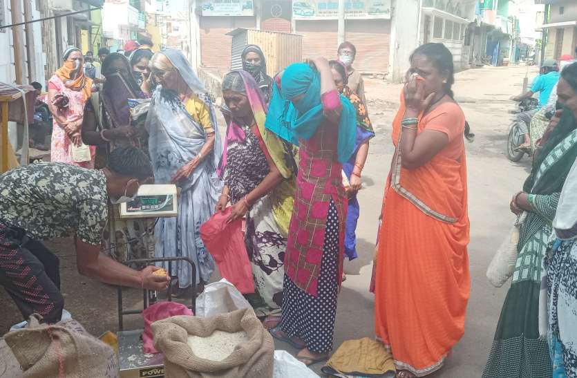 जिले के 10300 परिवार छह महीने से नहीं ले रहे राशन, फर्जी थे या बाहर चले गए, जांच होगी जिले के 10300 परिवार छह महीने से नहीं ले रहे राशन, फर्जी थे या बाहर चले गए, जांच होगी