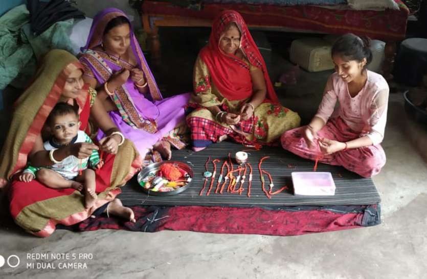 रक्षाबंधन पर भाईयों की कलाईयों पर चीनी नहीं स्वदेशी राखी बांधेंगी बहनें रक्षाबंधन पर भाईयों की कलाईयों पर चीनी नहीं स्वदेशी राखी बांधेंगी बहनें