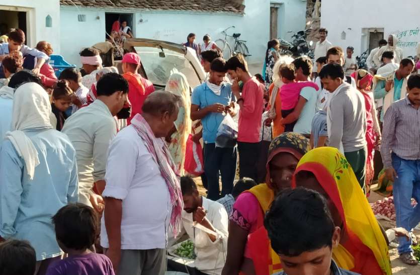 People are not taking precautions साप्ताहिक हाट बाजार में उडाई गई सोशल डिस्टेंस की धज्जियां