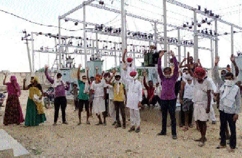 बिजली की समस्या को लेकर किसानों का प्रदर्शन, 2 घंटे तक जताया आक्रोश बिजली की समस्या को लेकर किसानों का प्रदर्शन, 2 घंटे तक जताया आक्रोश
