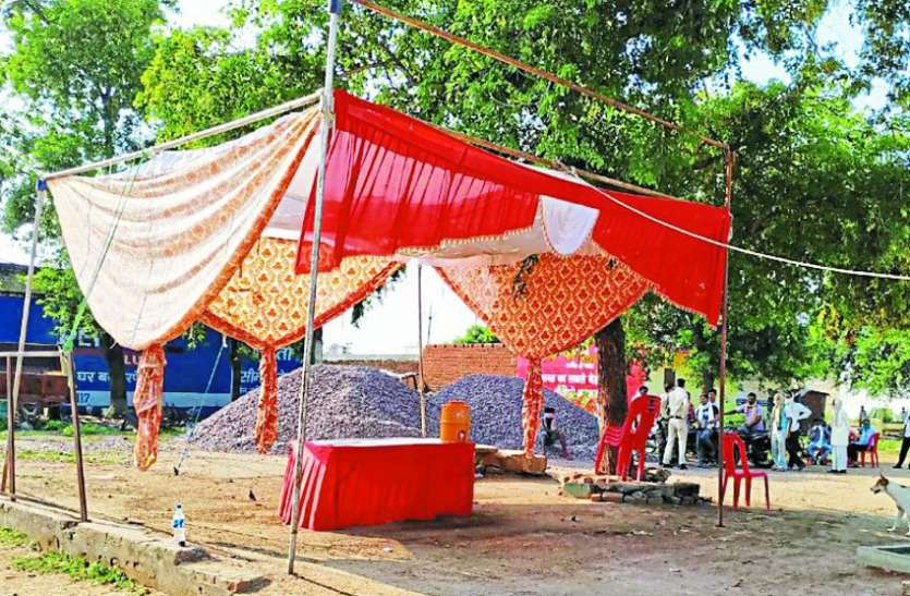 Youth hanged from the pipe of pandal of Containment Zone in Khajuraho खजुराहो में कंटेनमेंट जोन के पंडाल के पाइप से युवक ने लगाई फांसी