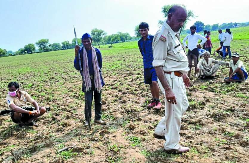 Accused of family @ current and death due to dragging in the field with legs tied परिजनों का आरोप @ करंट लगाकर व पैर बांधकर खेत में घसीटने से हुई मौत
