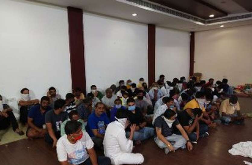 डबोक पुलिस की बीती रात बड़ी कार्रवाई, जुआ खेलते 59 गिरफ्तार, करीब 25 लाख बरामद डबोक पुलिस की बीती रात बड़ी कार्रवाई, जुआ खेलते 59 गिरफ्तार, करीब 25 लाख बरामद