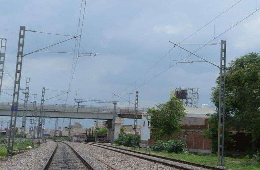 जल्द ट्रेक पर दौड़ेगी बिजली से सवारी ट्रेन जल्द ट्रेक पर दौड़ेगी बिजली से सवारी ट्रेन