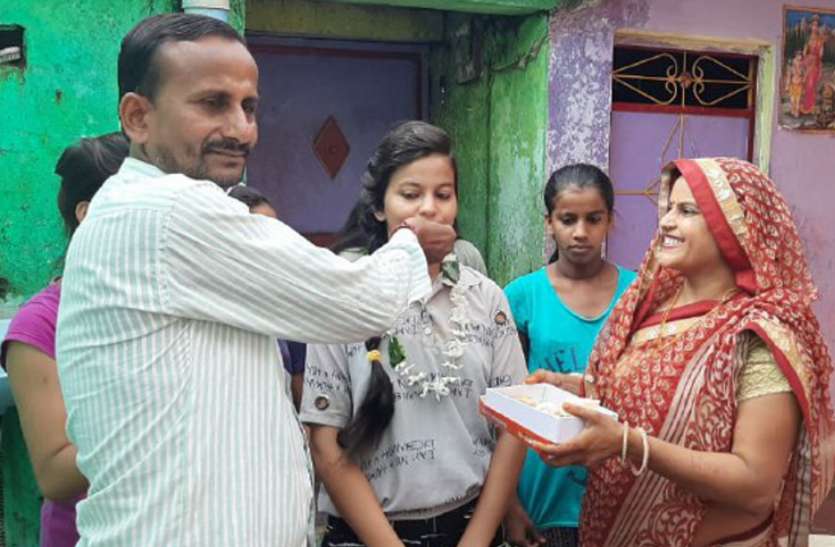 12वीं में बेटियों ने मारी बाजी 12वीं में बेटियों ने मारी बाजी
