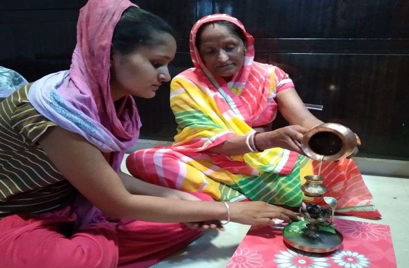 घरों में हुई शिवलिंग की पूजा घरों में हुई शिवलिंग की पूजा