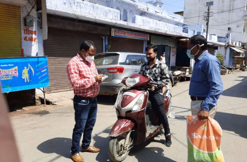 रविवार को सख्ती का दिखा असर, काम से ही बाहर निकले लोग रविवार को सख्ती का दिखा असर, काम से ही बाहर निकले लोग