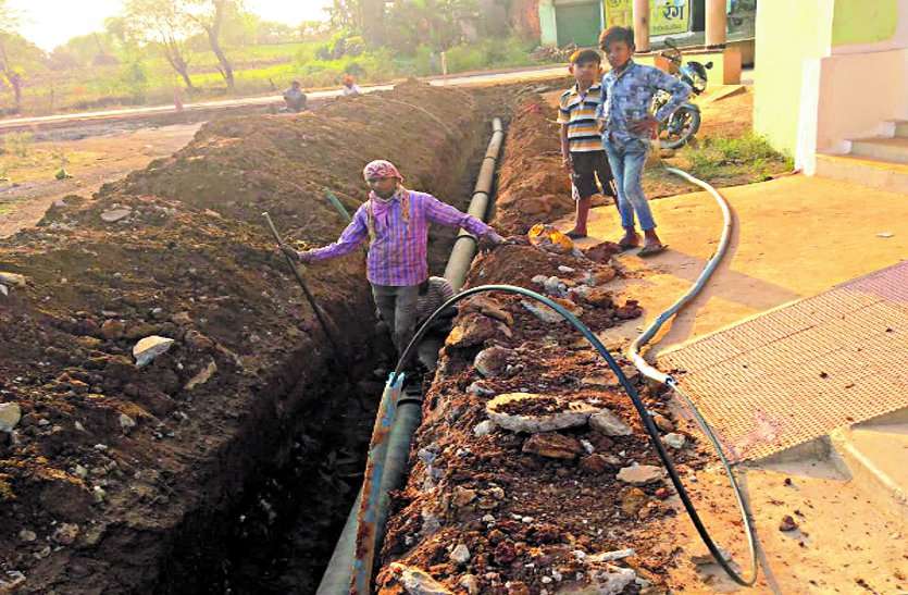 The Department of Telecommunication Department's cables, which were cut due to pipeline digging, the department was upset due to negligence of construction agency ... पाइप लाइन खुदाई के चलते शहर में काट रहे दूरसंचार विभाग के केबल, निर्माण एंजेंसी की लापरवाही से विभाग परेशान ...