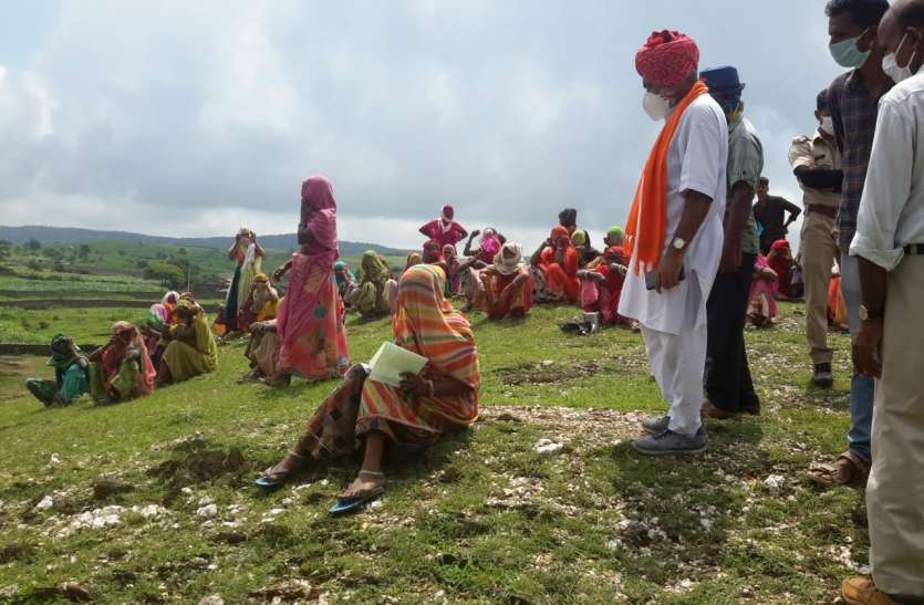 मनरेगा के कामकाज देखने पहुंचे विधायक मनरेगा में 17 श्रमिक तो निजी खातेदारी की जमीन पर काम कर रहे