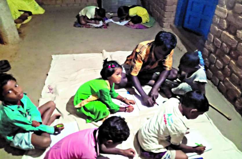 In Ghorda, the youth of the village who are giving education to children by conducting classes in every locality ... घोरदा में हर मोहल्ले में क्लास संचालित कर बच्चों को शिक्षा दे रहे गांव के ही युवा ...