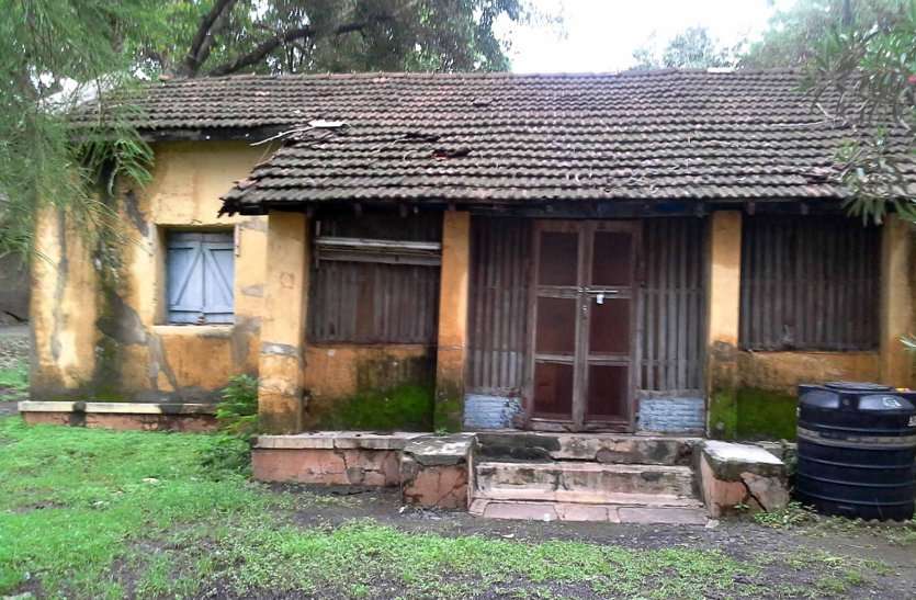 कहीं भारी न पड़ जाए, जर्जर शासकीय आवासों की अनदेखी कहीं भारी न पड़ जाए, जर्जर शासकीय आवासों की अनदेखी