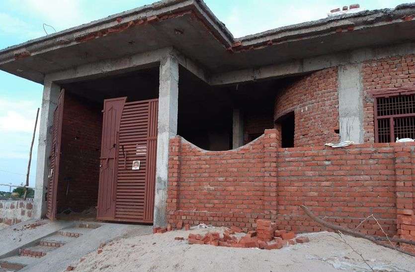 VCR filled by showing electrical equipment in the house under construction निर्माणधीन मकान में बिजली उपकरण दिखाकर भर दी वीसीआर