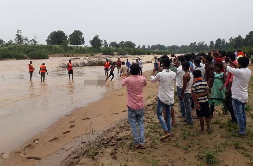 एनीकट से फिसलकर नदी में बहे किशोर का 50 घंटे बाद मिला शव, पसर गया मातम एनीकट से फिसलकर नदी में बहे किशोर का 50 घंटे बाद मिला शव, पसर गया मातम