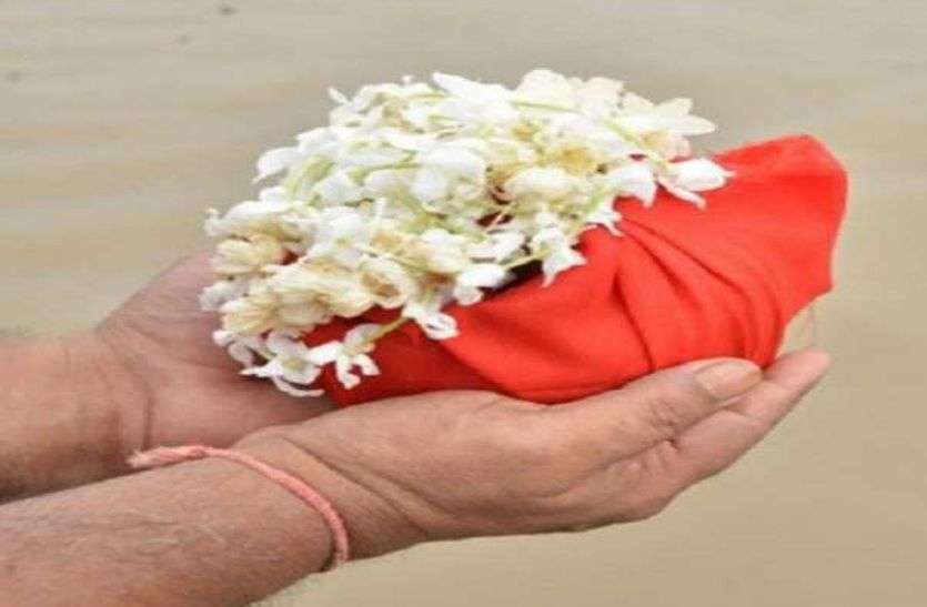अब ऐसे पहुंचेगी हरि के द्वार अस्थि कलश अब ऐसे पहुंचेगी हरि के द्वार अस्थि कलश