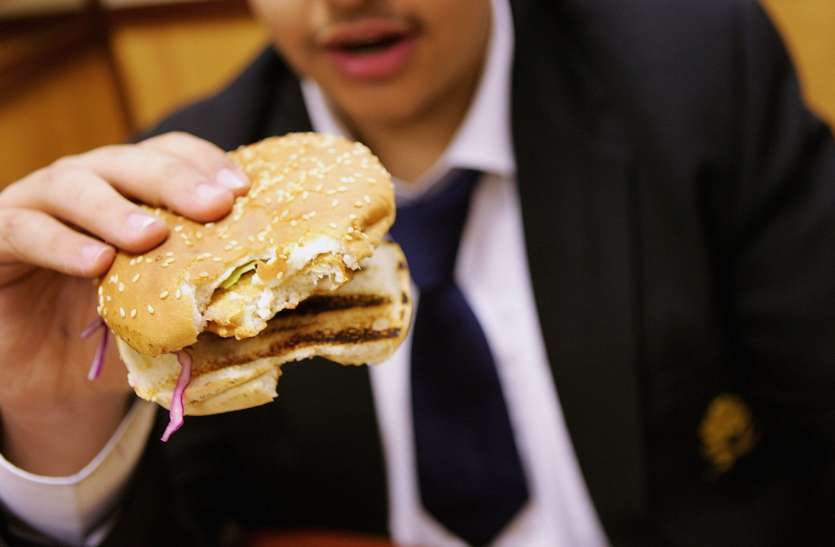 britain high calorie food Britain: कोरोना से लड़ने के लिए अनोखी पहल, जंक फूड के विज्ञापनों पर लगेगी रोक!