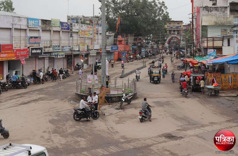 बांसवाड़ा में कोरोना ने मचाया कोहराम, अब सुबह 10 से शाम 5 बजे तक ही खुली रहेंगी दुकानें बांसवाड़ा में कोरोना ने मचाया कोहराम, अब सुबह 10 से शाम 5 बजे तक ही खुली रहेंगी दुकानें
