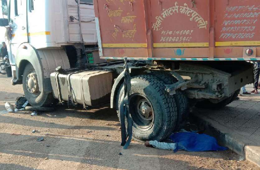 अनियंत्रित ट्रेलर ने ट्रैक्टर को मारी चक्कर, दो जनों की दर्दनाक मौत अनियंत्रित ट्रेलर ने ट्रैक्टर को मारी चक्कर, दो जनों की दर्दनाक मौत