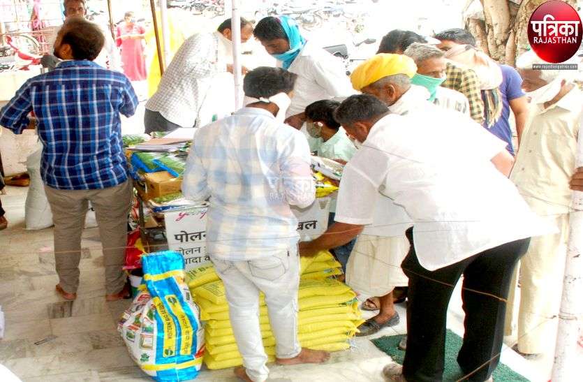 बुवाई होने के बाद पता चल रहा खाद-बीज अच्छा या खराब, किसानों को उठाना पड़ा रहा नुकसान बुवाई होने के बाद पता चल रहा खाद-बीज अच्छा या खराब, किसानों को उठाना पड़ा रहा नुकसान