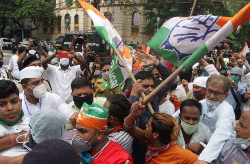राजस्थान प्रकरण पर कोलकाता में राजभवन के सामने प्रदेश कांग्रेस के कार्यकर्ताओं ने कित्या विरोध प्रदर्शन राजस्थान प्रकरण पर कोलकाता में राजभवन के सामने प्रदेश कांग्रेस के कार्यकर्ताओं ने कित्या विरोध प्रदर्शन