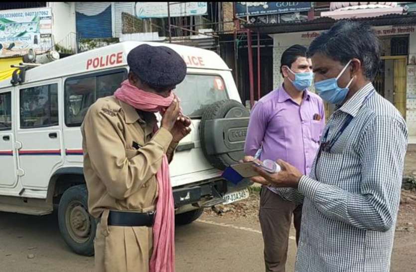 If instructions are not accepted, cut invoice, given mask with receipt, wear out and leave नहीं माने निर्देश तो काटा चालान, रसीद के साथ दिया मास्क, बोले-पहनकर निकलें बाहर