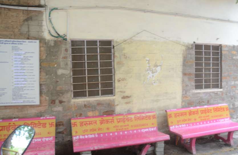 information board Patrika impact: यूं हटाया पुराना बोर्ड, मिलेगी लोगों को सही जानकारी