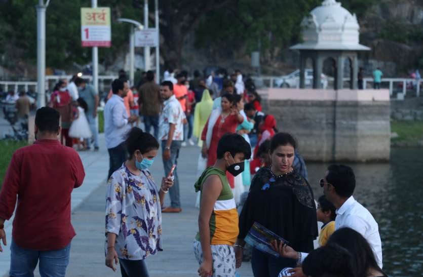 फतहसागर पर भीड़ फतहसागर-रानी रोड पर भीड़, सोशल डिस्टेंस तो भूल ही गए