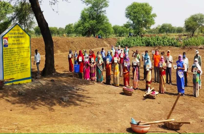 मनरेगा में 'आधी आबादी' की हिस्सेदारी आधी से ज्यादा मनरेगा में 'आधी आबादी' की हिस्सेदारी आधी से ज्यादा