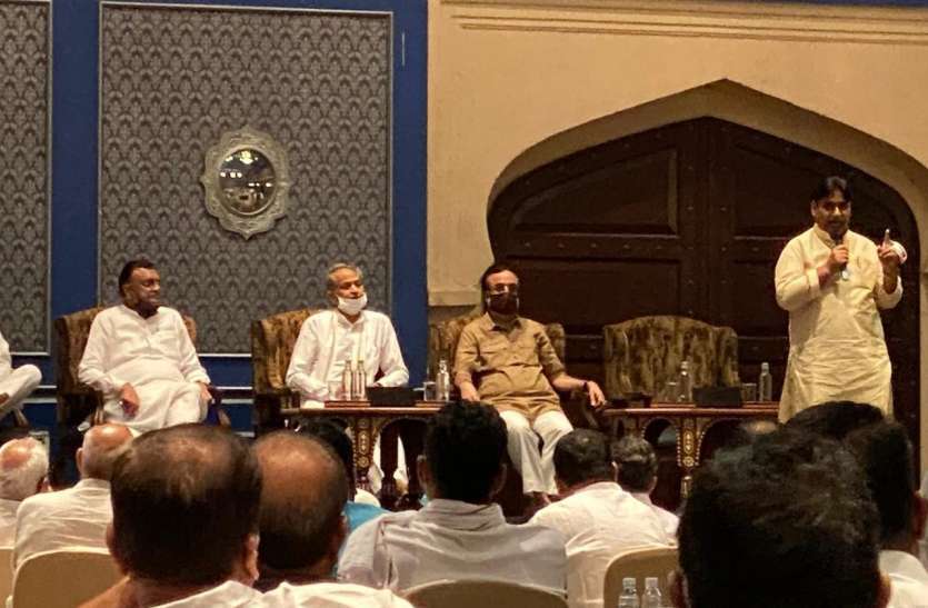 फाइल फोटो कांग्रेस ने राजभवन से टकराव टाला, अब धरने के बजाय होटल में होगी सभा