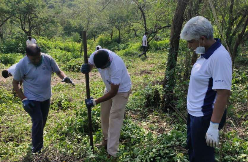 सज्जनगढ़ में लैन्टाना मुक्ति के लिए आईजी के साथ श्रमदान सज्जनगढ़ में लैन्टाना मुक्ति के लिए आईजी के साथ श्रमदान
