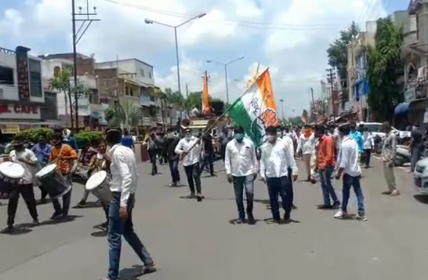 जनता की समस्याओं को लेकर कांग्रेस ने किया प्रदर्शन, सोशल डिस्टेंसिंग का नहीं हुुआ पालन जनता की समस्याओं को लेकर कांग्रेस ने किया प्रदर्शन, सोशल डिस्टेंसिंग का नहीं हुुआ पालन