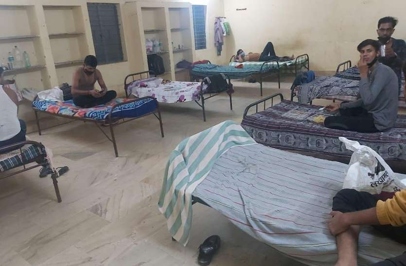 katni.jpg कोविड सेंटर में मरीज पी रहे शौचालय का पानी देखें वीडियो