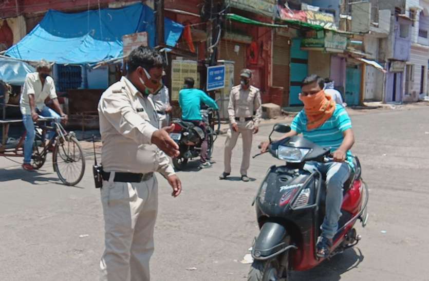 lo58-hour lock-down.jpg पुलिस पर पिटाई का आरोप, युवक ने खाया जहर