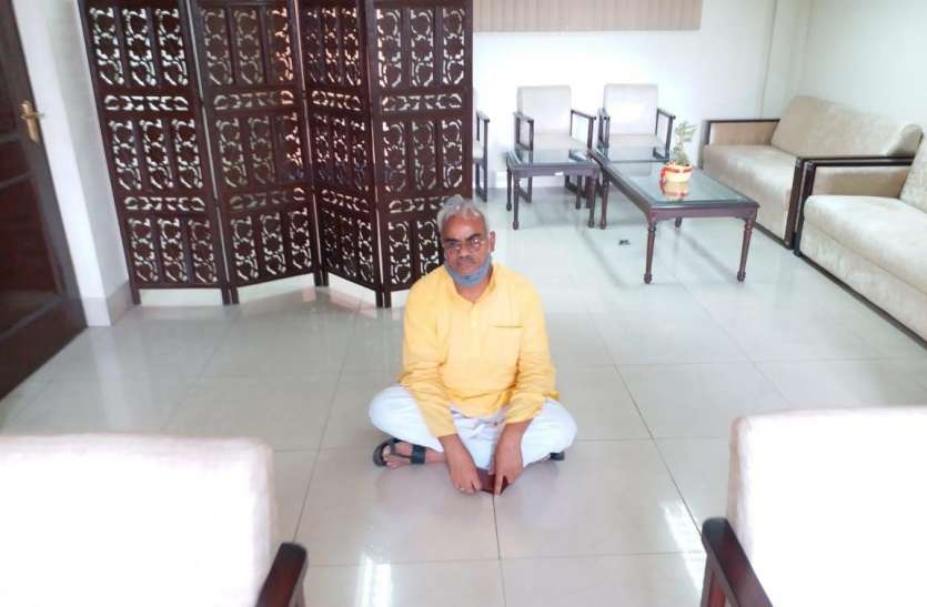 विधानसभा सचिव के कक्ष में धरने पर बैठे दिलावर, मामला बढ़ा तो सौंपी आदेश की कॉपी विधानसभा सचिव के कक्ष में धरने पर बैठे दिलावर, मामला बढ़ा तो सौंपी आदेश की कॉपी