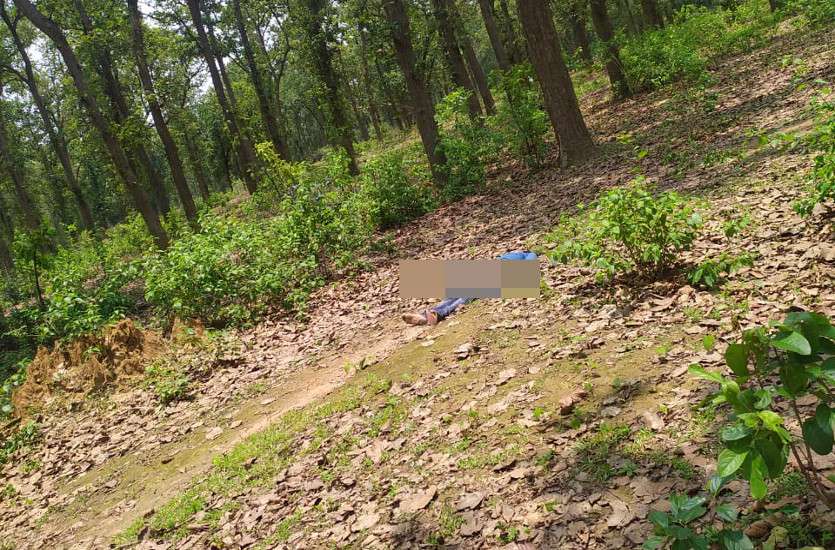 होटल कर्मी युवक की संदिग्ध हालत में जंगल में मिली लाश, मौके पर बाइक के पहियों के निशान, चप्पल कुछ दूरी पर मिली