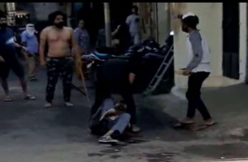 ATTACK : दो जनों ने धारदार हथियारों से मनपा के सफाई कर्मी पर किए दर्जनों वार ATTACK : दो जनों ने धारदार हथियारों से मनपा के सफाई कर्मी पर किए दर्जनों वार
