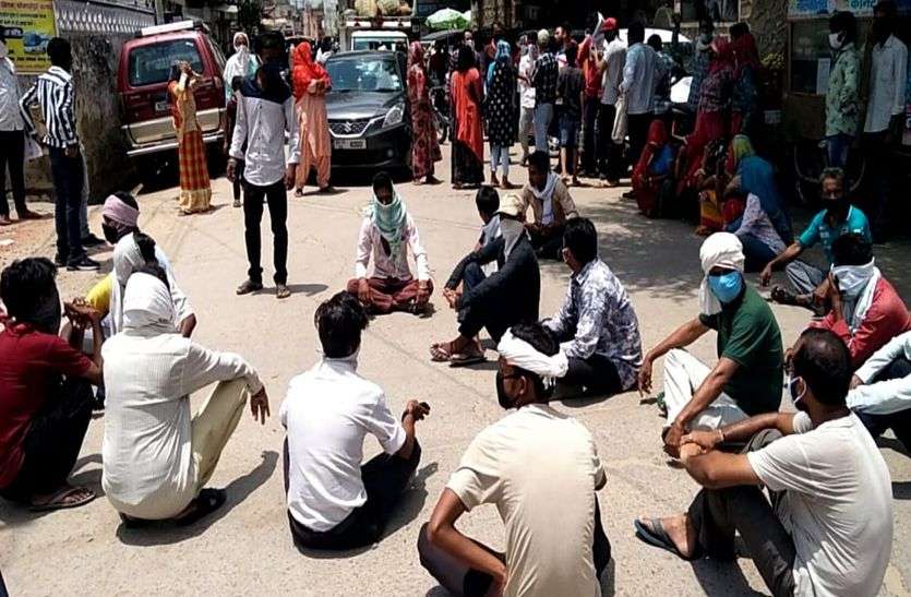 बेटी के बलात्कारी- हत्यारों को गिरफ्तार करने की मांग को लेकर परिजनों ने किया रास्ता जाम, चौकी पर दिया धरना बेटी के बलात्कारी- हत्यारों को गिरफ्तार करने की मांग को लेकर परिजनों ने किया रास्ता जाम, चौकी पर दिया धरना