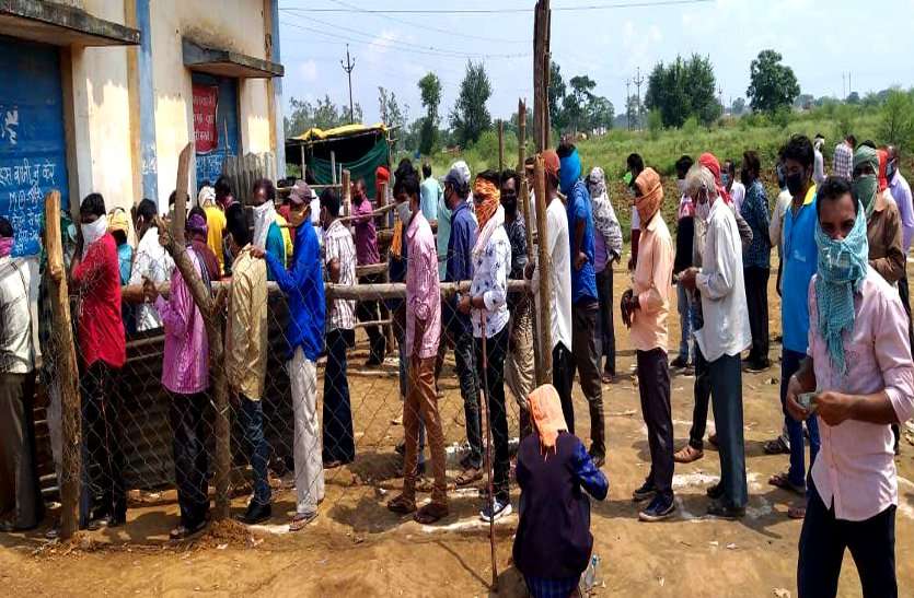 लॉकडाउन में शराब खरीदने उमड़ी इतनी भीड़, हालात बिगड़ता देख पुलिस को भांजनी पड़ी लाठियां