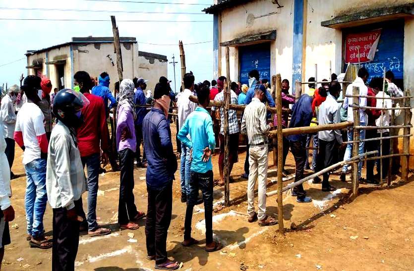 लॉकडाउन में शराब खरीदने उमड़ी इतनी भीड़, हालात बिगड़ता देख पुलिस को भांजनी पड़ी लाठियां लॉकडाउन में शराब खरीदने उमड़ी इतनी भीड़, हालात बिगड़ता देख पुलिस को भांजनी पड़ी लाठियां