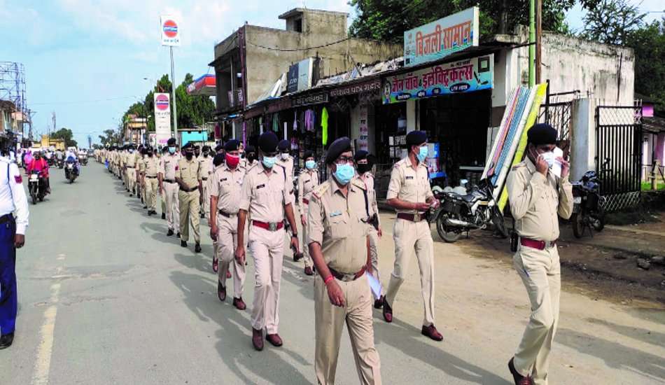 यहां कल रात 12 बजे से 3 दिन का लॉकडाउन, कलक्टर-एसपी ने फोर्स के साथ किया फ्लैग मार्च