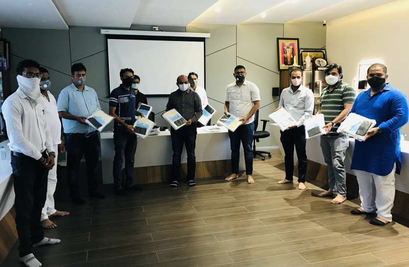 सेवाभावी संगठन को दो सौ पीपीई किट का सहयोग सेवाभावी संगठन को दो सौ पीपीई किट का सहयोग