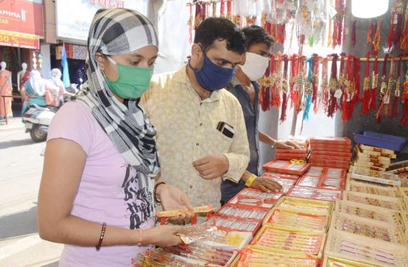 रक्षाबंधन पर भी कोरोना का साया: ट्रेन-बसें ठप, राखी बांधने आने के लिए बहनों को होंगी मुश्किल मास्क में बच्चों ने बारी-बारी से की नवांगी पूजा