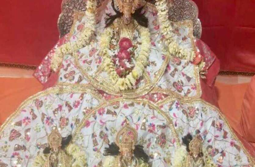 पांच अगस्त को नवरत्न जड़ित पोशाक पहनेंगे रामलला, चार पीढ़ियों से यह परिवार बना रहा रामलला के कपड़े पांच अगस्त को नवरत्न जड़ित पोशाक पहनेंगे रामलला, चार पीढ़ियों से यह परिवार बना रहा रामलला के कपड़े