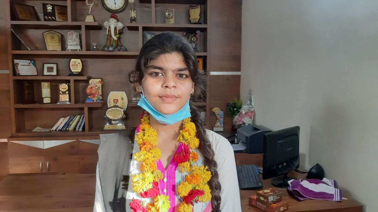 ऑटो चालक की बेटी ने प्रदेश की मेरिट में बनाया स्थान